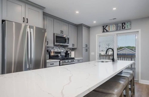 Fox Lake Apartment | Harbor Clubhouse 3Bed 3.5Bath Modern Waterfront with Hot Tub & Pet Friendly