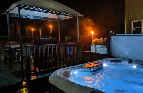 Fox Lake House | Harbor Hideout 4/3 Waterfront w/Wet Bar and Hot Tub