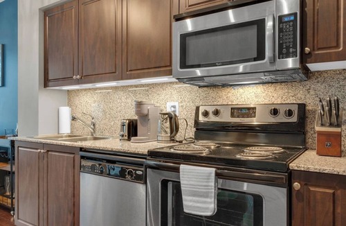 Fort York Hotel | Harbory Stays - 2BR Suite