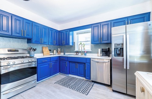 Evanston Apartment | Haus Of Hues: MDRN Bright Peaceful Private Apt