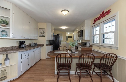 Deep Gap Cabin | Hawk Ridge Haven | Sleeps 4 | Hiking | Fishing | Community Pool