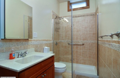 Oak Park Apartment | Heart of Oak Park, train ride to downtown Chicago. WIFI & Cable Included!