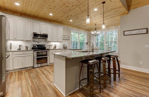 Helen Cabin | Heavenly Pines| Rustic Getaway w/Hot Tub