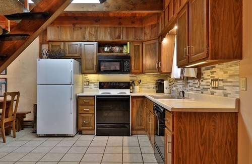 Killington Condo | Hemlock Ridge 2B: Charming two floor condo in the heart of Killington. Perfect!