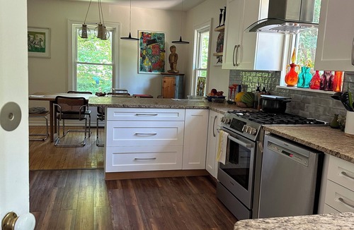 Glencoe House | Hidden Gem Cottage alongside Park, by Beach, Train, Ravinia, Botanic Garden