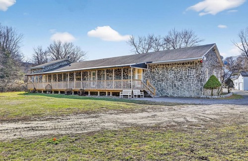 Monroe Apartment | Hidden Lakefront Gem on a Gated Countryside Escape