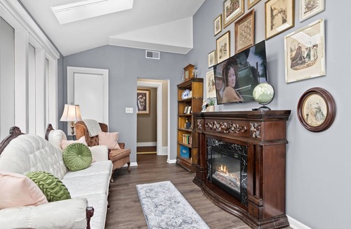Springfield Apartment | Hideaway in the Eaves | Historic Charm & Modern Comfort | Walkable Location