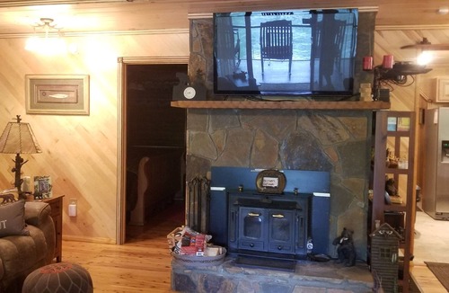 Murphy House | High end Hiawassee River front cabin in Murphy, NC