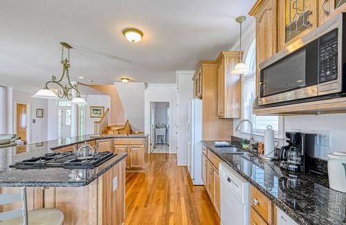 Twin Oaks House | High-end lakefront home with dock, volleyball, Ping-Pong, 2 firepits & kayaks