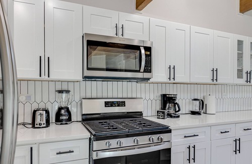 Highland Park House | Highland Park Family Ranch - Walk to Lake & Metra to Chicago!