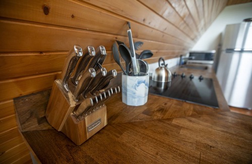 Makanda Cabin | Hike, Wine, Dine, then HOT TUB under the stars!