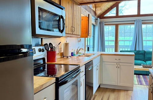 Cobden House | Hillside Haven - Cabin 1