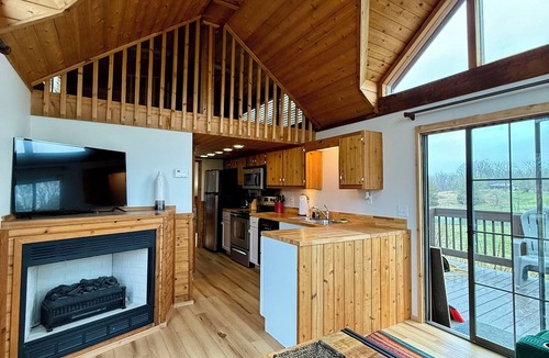 Cobden House | Hillside Haven - Cabin 1