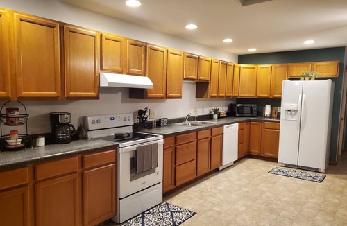 Murphysboro House | Hilltop Retreat 2: Spacious, pond-front home for 12 near wine trail!