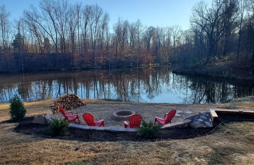Murphysboro House | Hilltop Retreat 2: Spacious, pond-front home for 12 near wine trail!