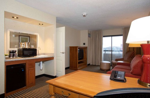 Oakbrook Terrace Hotel | Hilton Chicago/Oak Brook Suites