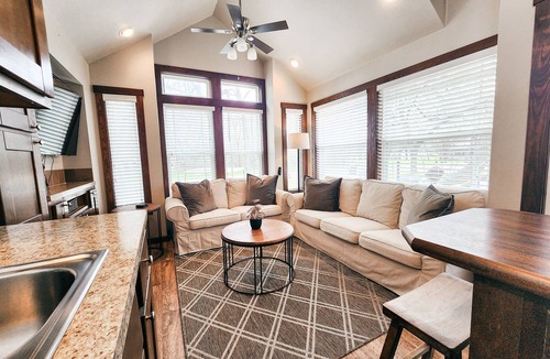 Staples Cabin | Hip Cabin w/Deck by San Marcos River!