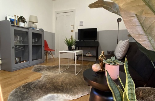 Lake View East Apartment | HIP EAST LAKEVIEW/LINCOLN PARK DESIGNER FLAT