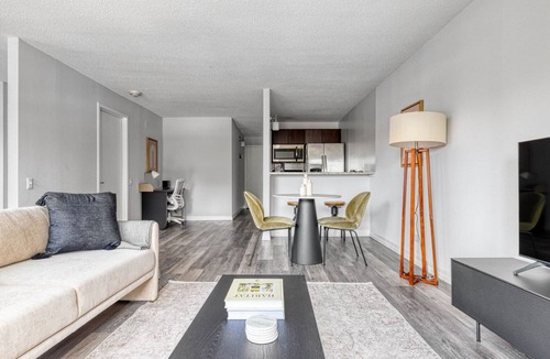 Rush and Division Apartment | Hip Gold Coast Studio w/Deck, Gym & Lounge, 1 block to L, by Blueground