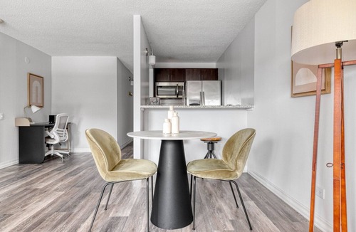Rush and Division Apartment | Hip Gold Coast Studio w/Deck, Gym & Lounge, 1 block to L, by Blueground