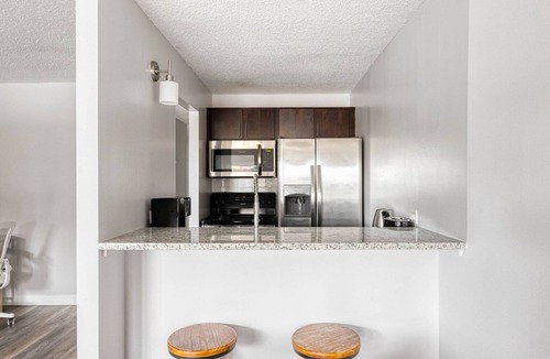 Rush and Division Apartment | Hip Gold Coast Studio w/Deck, Gym & Lounge, 1 block to L, by Blueground
