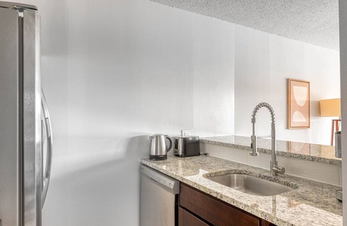 Rush and Division Apartment | Hip Gold Coast Studio w/Deck, Gym & Lounge, 1 block to L, by Blueground
