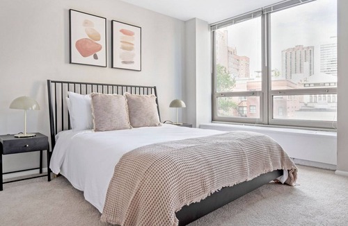 Lake View East Apartment | Hip Lakeview Studio w/ Deck, Pool & Gym, nr Lincoln Park, by Blueground