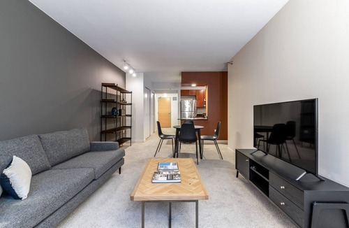 Downtown Chicago Apartment | Hip Loop 1BR w/Gym, Pool, W/D, nr. Financial District, by Blueground