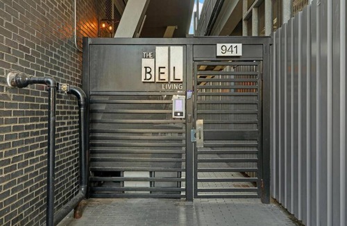 Lakeview Apartment | Hip & Stylish 2BR Apartment in Belmont - Belmont 606