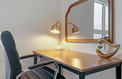 Lakeview Apartment | Hip & Stylish 2BR Apartment in Belmont - Belmont 606