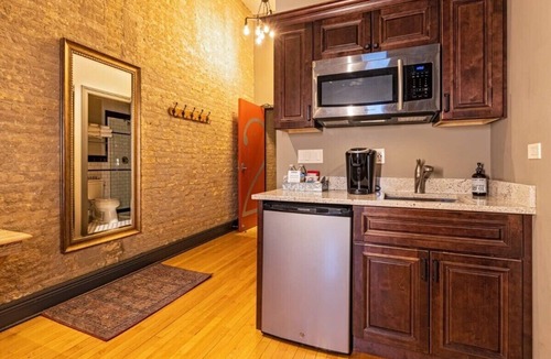 West Dundee Apartment | Hip Urban Loft-Small Town Charm - 124 LOFTS #2