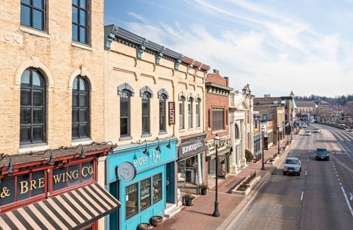 West Dundee Apartment | Hip Urban Loft-Small Town Charm -124 LOFTS #4
