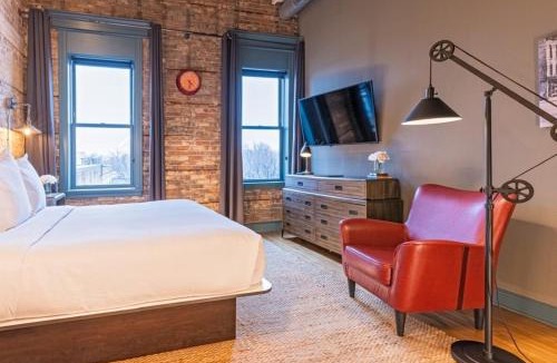 West Dundee Apartment | Hip Urban Loft - Small Town Charm - 124 LOFTS #4