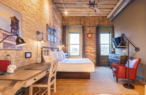 West Dundee Apartment | Hip Urban Loft - Small Town Charm - 124 LOFTS #4
