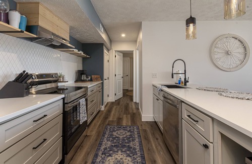 Wolf Creek House | Hip-Young-Fun LAKE HOUSE Guest Suite