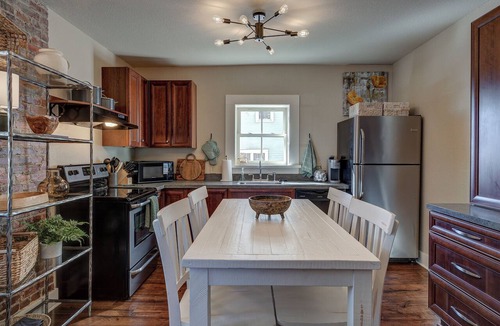 Bristol Apartment | Historic 1880 2-bedroom Downtown Apartment