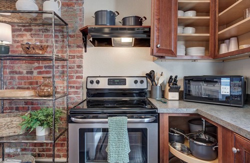 Bristol Apartment | Historic 1880 2-bedroom Downtown Apartment