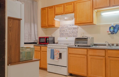 Woodlawn Apartment | Historic 3BR Retreat Near Univ of Chicago