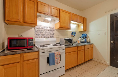 Woodlawn Apartment | Historic 3BR Retreat Near Univ of Chicago