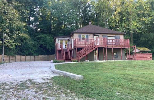 Glen Carbon House | Historic 4-bedroom house in Glen Carbon with AC