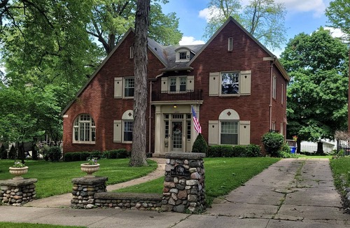 Decatur House | Historic 5bd House w/Sunroom & 2 Fireplaces