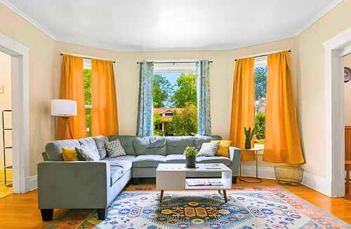 Springfield House | Historic Bungalow: For Groups & Families Sleeps 11