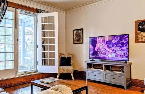 Decatur House | Historic Charming 4BR on the WestEnd near Millikin