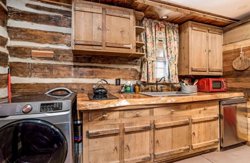 Arrington Cabin | Historic Creekside Cabin at Arrington Reserve