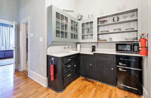 Decatur Apartment | Historic Decatur Apt w/City Square Views
