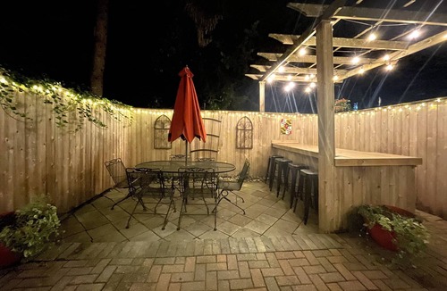 Historic District House | Historic Downtown Annapolis Union House with Private Patio & Free Off-Site Parking