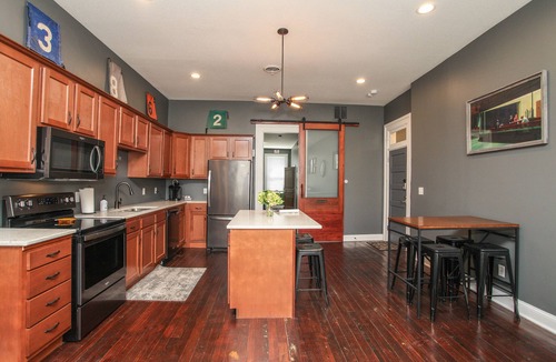 Lincoln Apartment | Historic Downtown Lincoln's Loft Derby Suite - Lincoln, IL