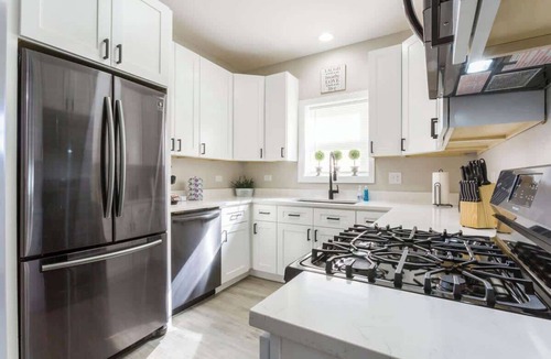 Joliet Apartment | Historic Hideaway*King Bed*Remodeled* fast Wi-Fi