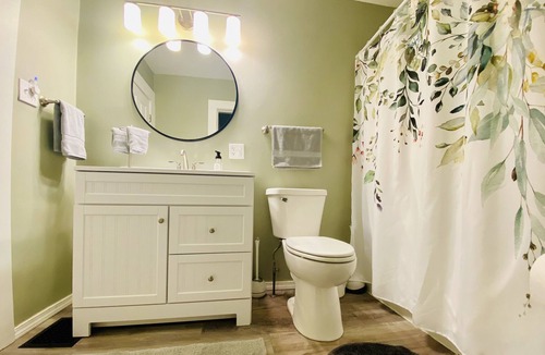 Carlinville House | Historic Home near Blackburn and Square - two king beds, washer/dryer, spacious