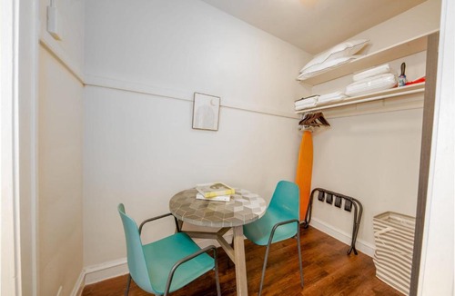 Hyde Park Apartment | Historic HP Studio with Fast Transit to UChicago & DT by Zen Rentals